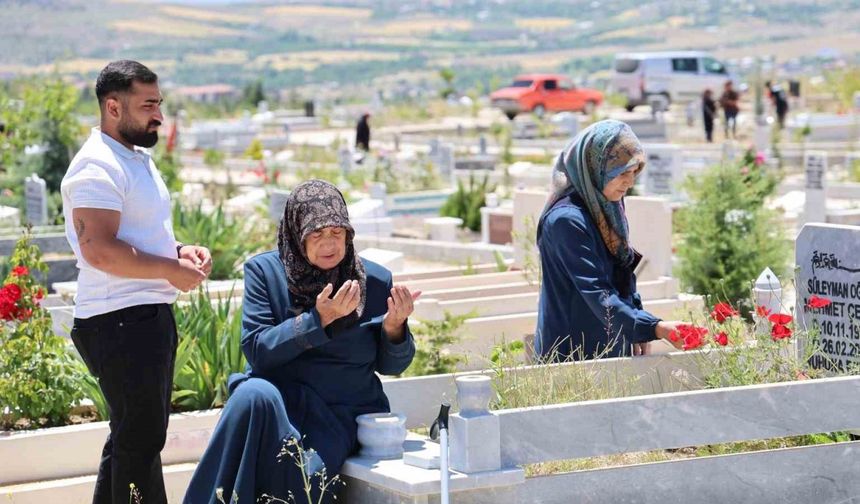 Elazığ mezarlıklarında yoğunluk