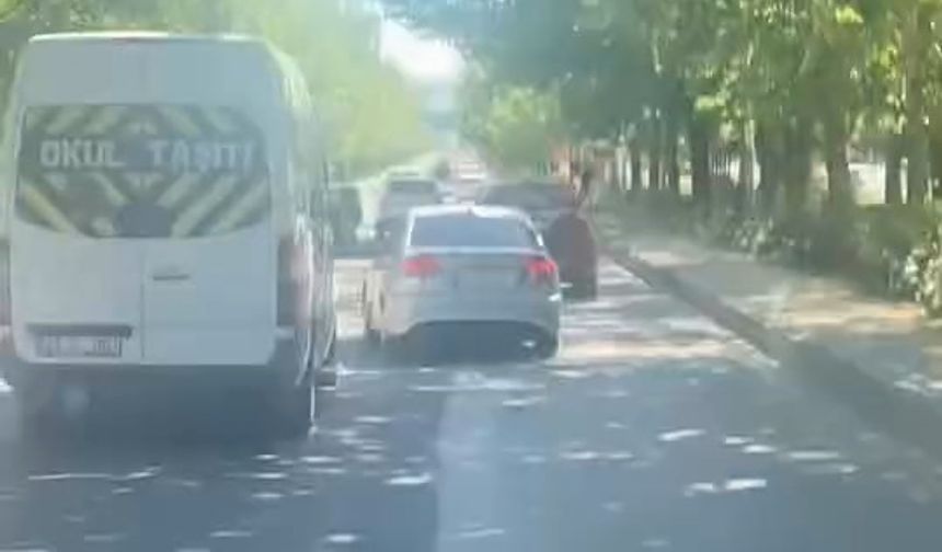 Elazığ’da makas atan sürücü kamerada