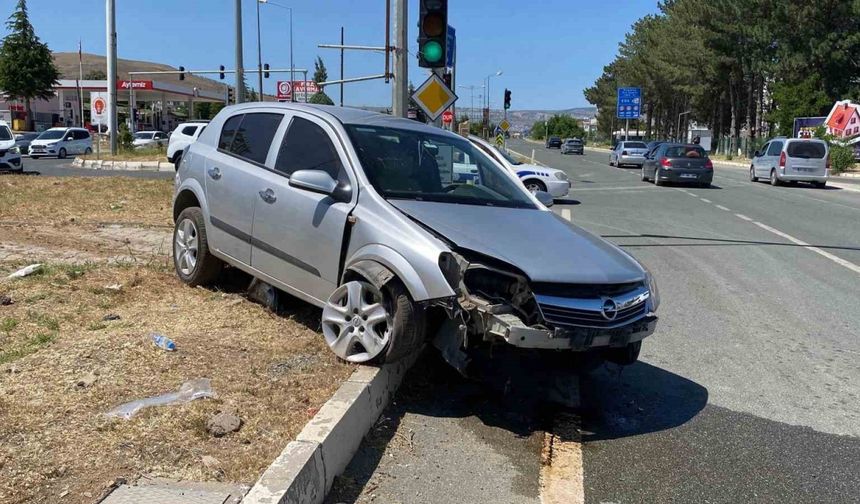 Elazığ’da otomobil refüje çıktı: 4 yaralı