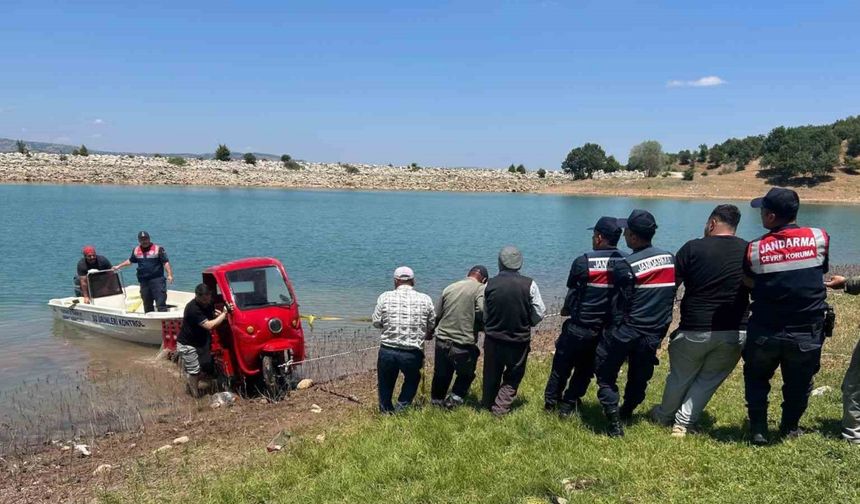Elektrikli bisikleti baraja düşen vatandaşa Jandarma yardımcı oldu