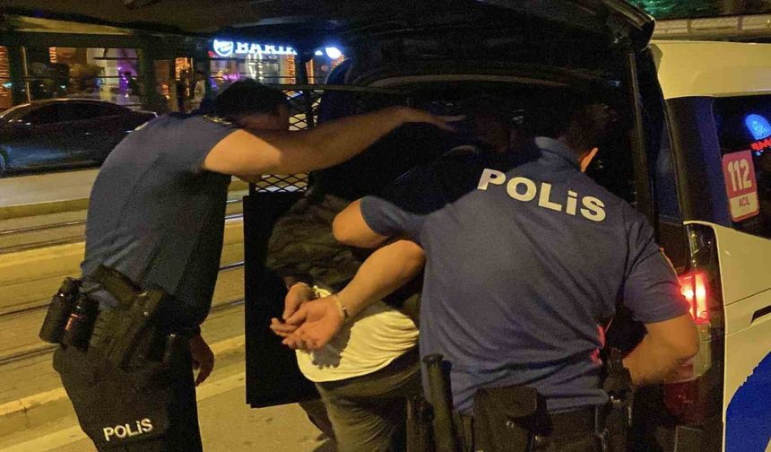 Elindeki satırla çevreye saldıran şahsa gözaltı