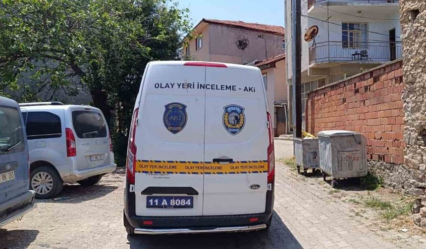 Emekli öğretmen balkondan düşerek ağır yaralandı