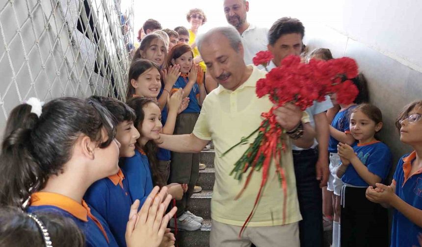 Emekli olan 45 yıllık öğretmene okulda uğurlama töreni