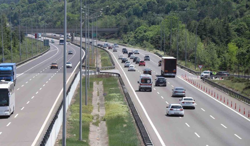 Erkenden yola çıkan tatilciler Bolu geçişinde akıcı yoğunluk oluşturuyor