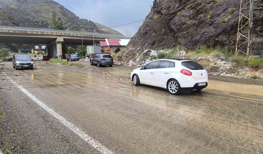 Erzurum-Artvin karayolunda heyelan: Ulaşım tek şeritten sağlanıyor