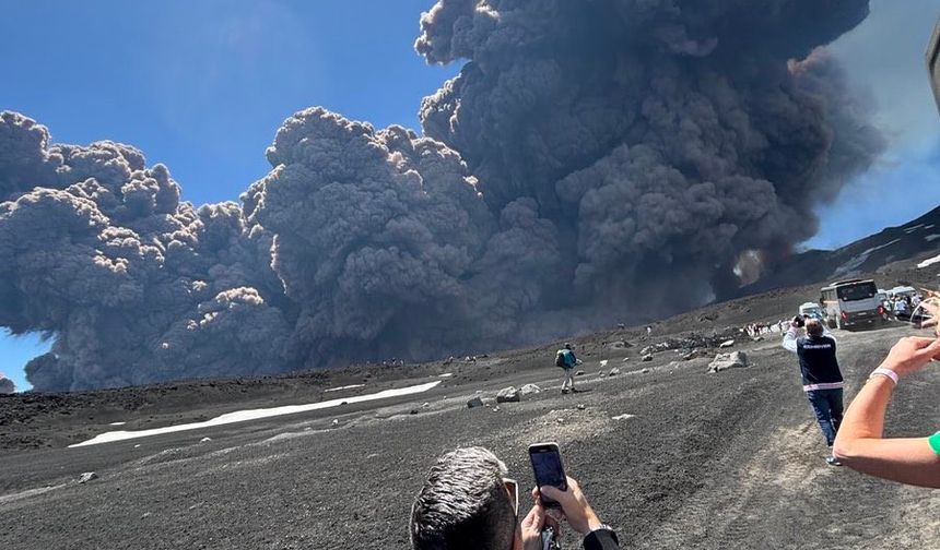 Etna Yanardağ’ında turistlerin olduğu sırada patlama yaşandı