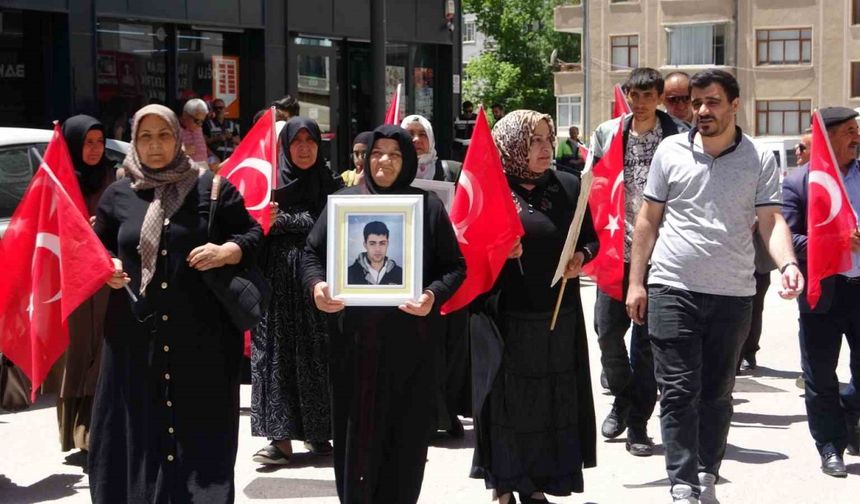 Evlat nöbetindeki aileler: "Umutla çocuklarımızı bekliyoruz"