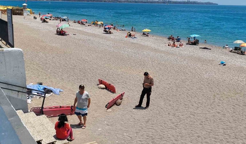 Evsiz adam Konyaaltı Sahili’nde ölü bulundu