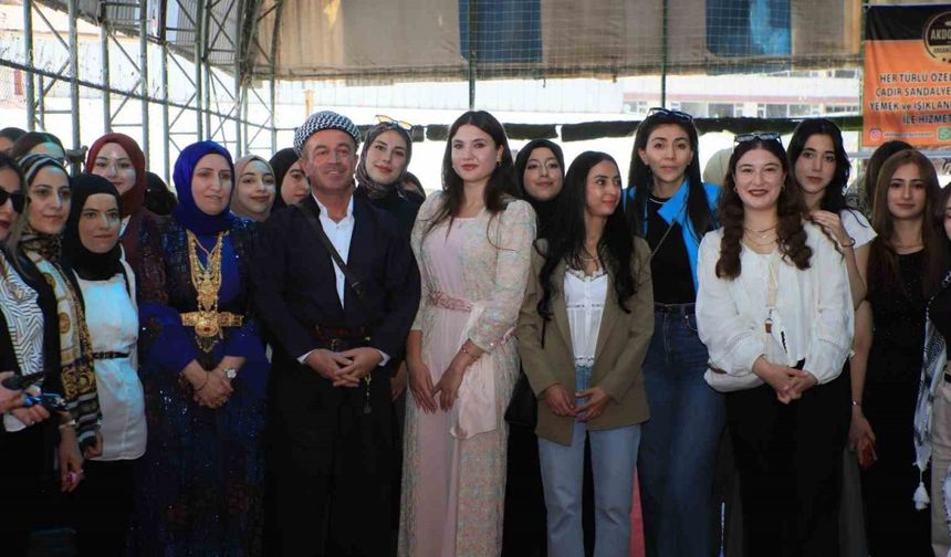 Farklı illerden Hakkari’ye gelen gençler halay çekti
