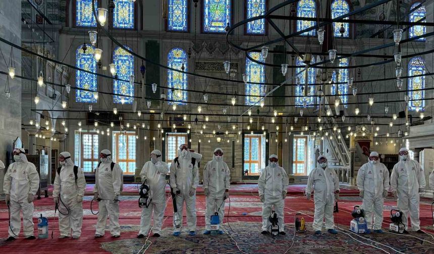 Fatih Camii’nde bayram temizliği