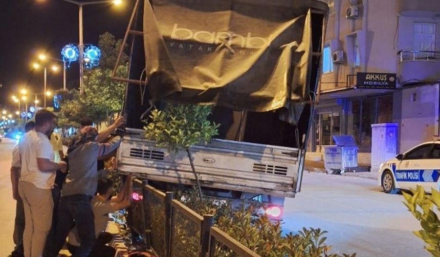 Freni boşalan kamyonet refüje çıkarak durabildi