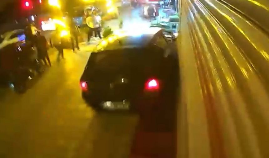 Freni boşalan otomobil iş yerine çarptı: O anlar kamerada