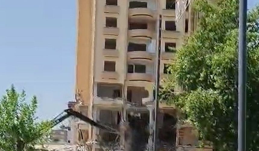 Gaziantep’te ağır hasarlı bina kontrollü şekilde yıkıldı