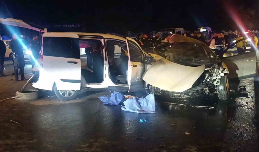 Gaziantep’te iki araç kafa kafaya çarpıştı: 5 ölü, 2 yaralı