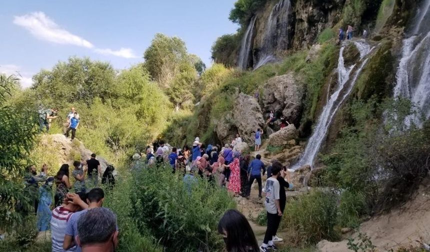 Girlevik Şelalesi’ne bayramda ziyaretçi akını