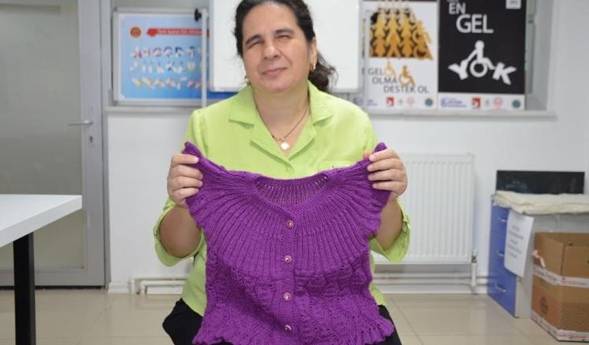 Görme engelli Çiler Kocaman dünyasını örgüyle güzelleştiriyor