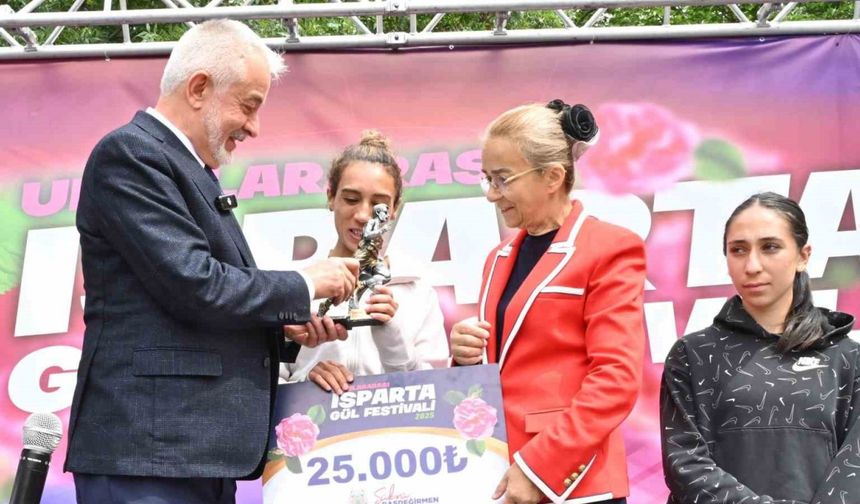 Gül Festivali, gül maratonu halk koşusu ve gül bisiklet yarışı ile renklendi