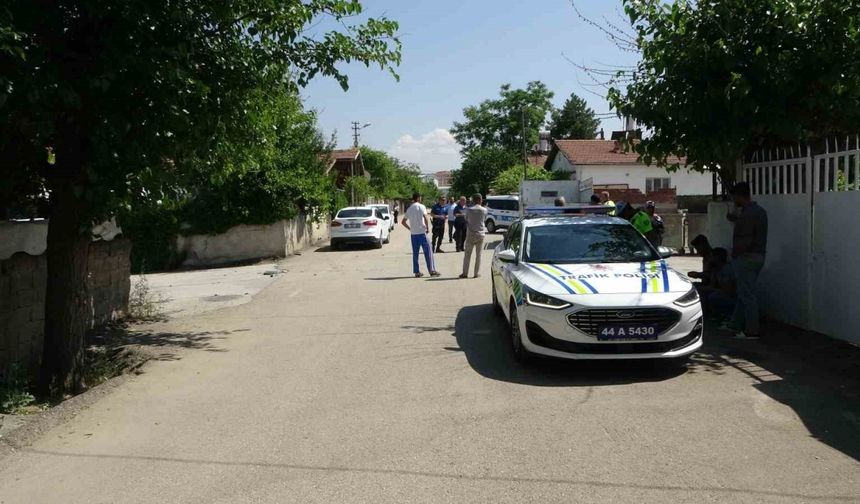 Hafif ticari araç ile otomobil çarpıştı: 4 yaralı