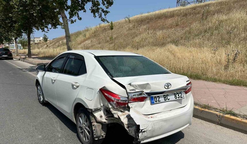 Hafif ticari araç ile otomobil çarpıştı