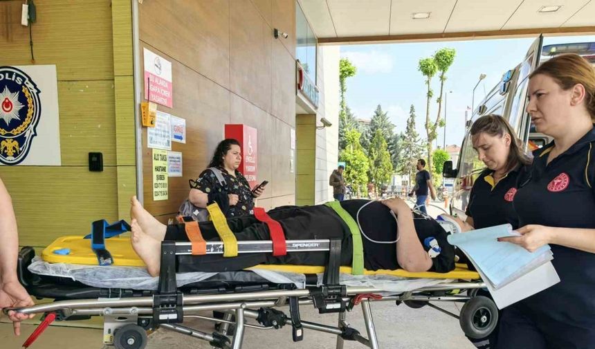 Hafif ticari araca çarpan motosiklet sürücüsü ağır yaralandı