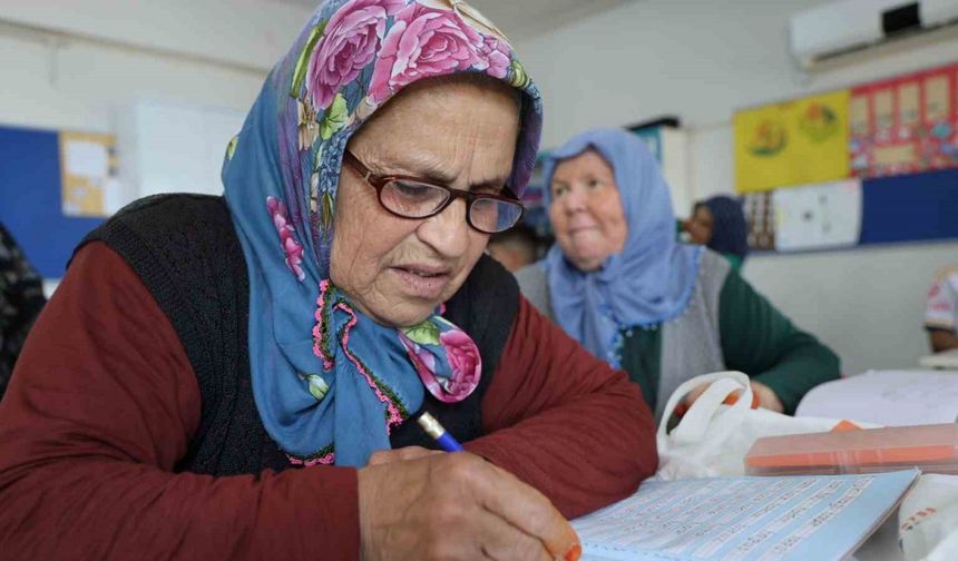 Hepsi torun sahibi: Adanalı ninelerin okuma azmi
