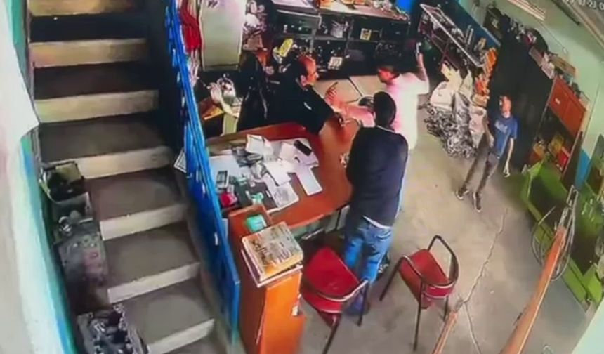 İki esnafın kavgasında çekiçli saldırı kamerada