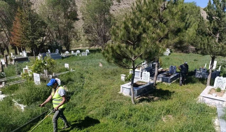 İl Özel İdaresi ekipleri mezarlıklarda bayram temizliği başlattı