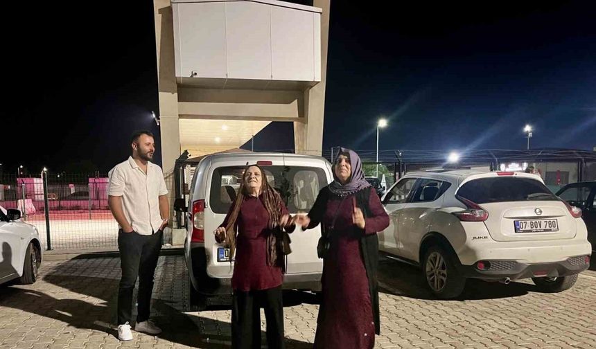 İnfaz düzenlemesi yürürlüğe girdi, cezaevi önünde halay çekip yakınlarını beklediler