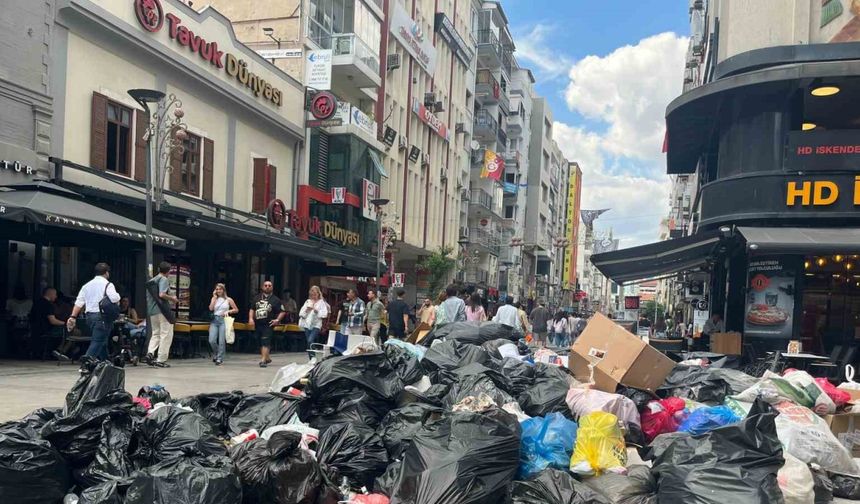 İzmir Büyükşehir Belediyesi’ndeki grev nedeniyle çöpler sokaklara taştı