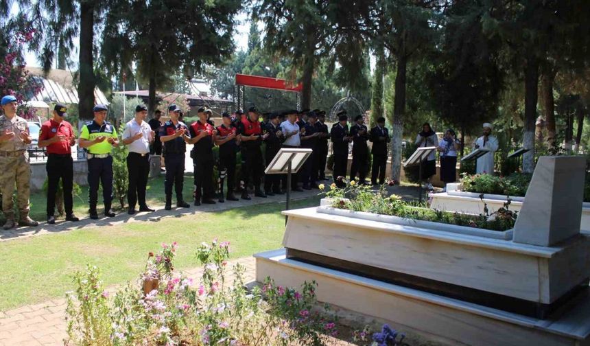 Jandarma, şehitleri kabri başında andı