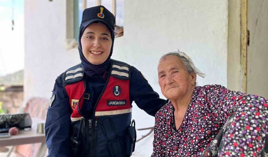 Jandarma yaşlı çınarları unutmadı