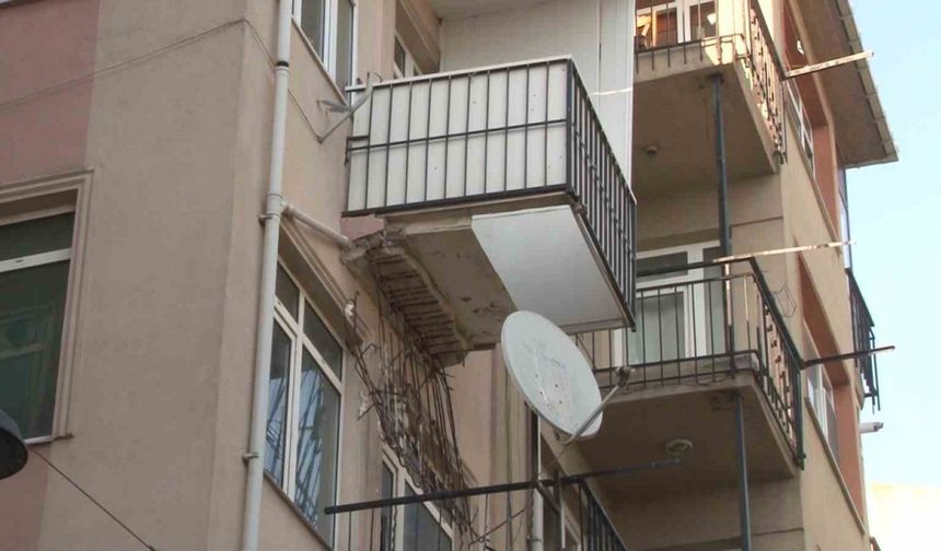 Kadıköy’de bir binanın 3. katındaki balkon çöktü