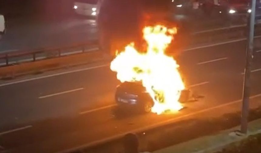 Kağıthane’de bariyere çarpan otomobil alev aldı, o anlar kameralara yansıdı