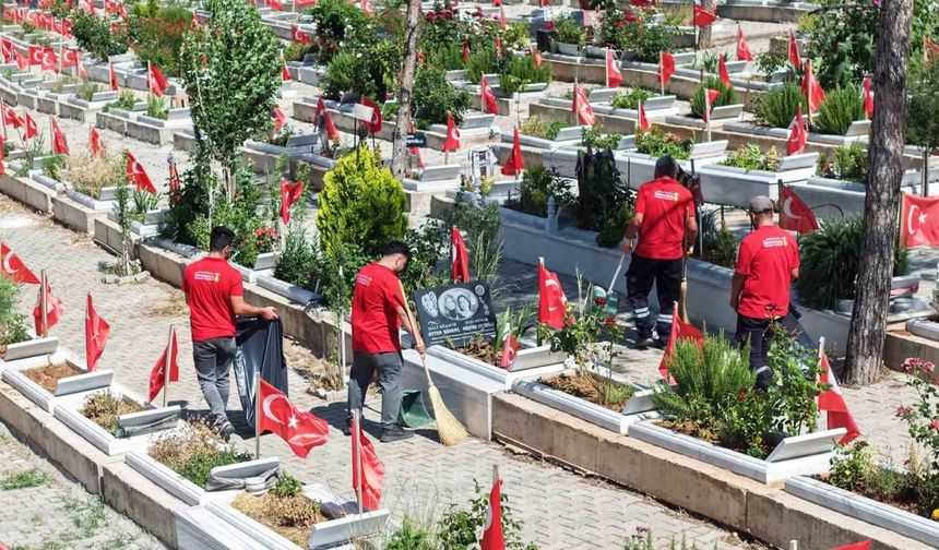 Kahramanmaraş’ta mezarlıklar bayrama hazır