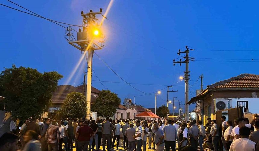 Kamyonet ile motosiklet çarpıştı: 1 ölü, 2 yaralı
