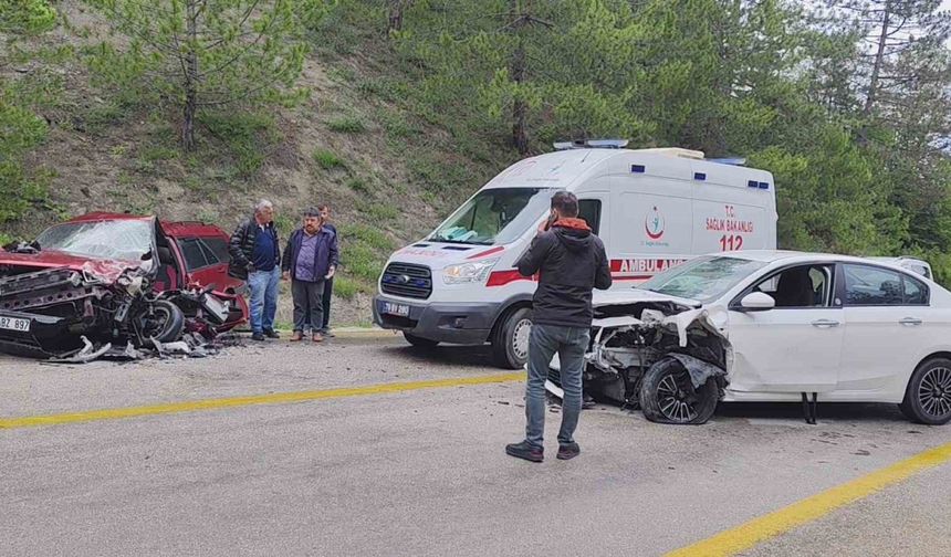Karabük’te iki otomobil kafa kafaya çarpıştı: 8 yaralı