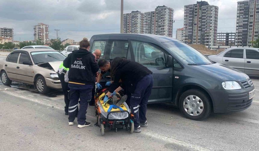 Karaman’da ışıkta bekleyen hafif ticari araca otomobil arkadan çarptı: 1 yaralı