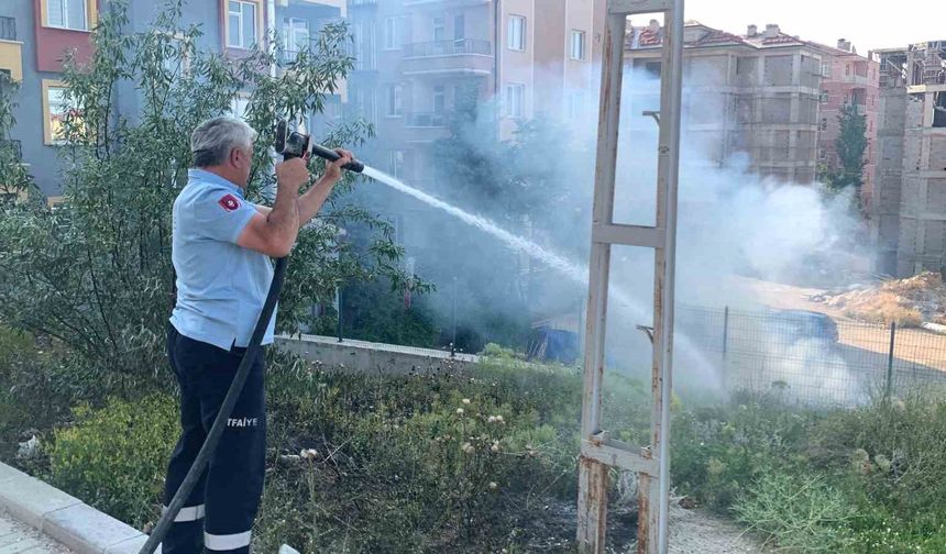 Karaman’daki ot yangını evlere sıçramadan söndürüldü