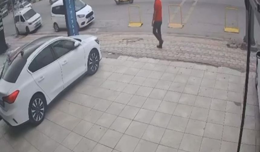 Karşıya geçmeye çalışan yaşlı adama kamyonet çarptı: O anlar kamerada