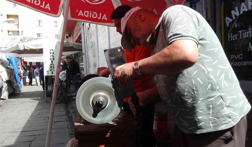 Kars’ta bıçaklar kurbanlar için bileniyor