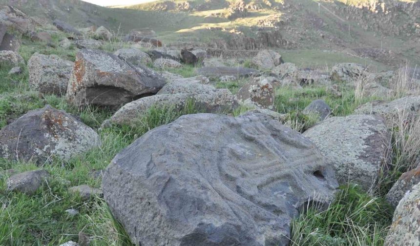 Kars’ta haçlı mezar taşları dikkat çekiyor