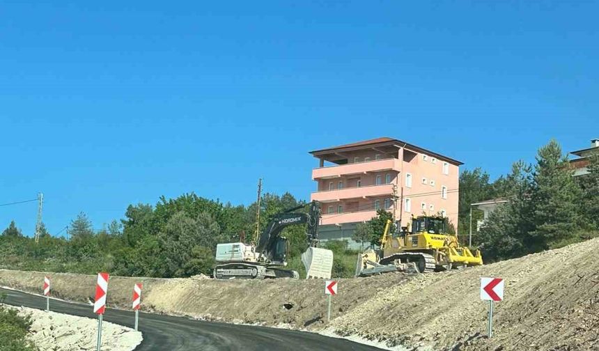 Kastamonu’da heyelan sebebiyle ulaşıma kapanan yol ulaşıma açıldı