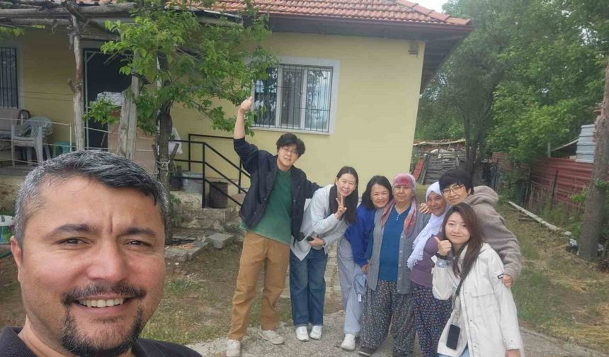 Kaza yapan Çinli kafileyi evinde ağırlayıp, sazla sözle eğlendirdi