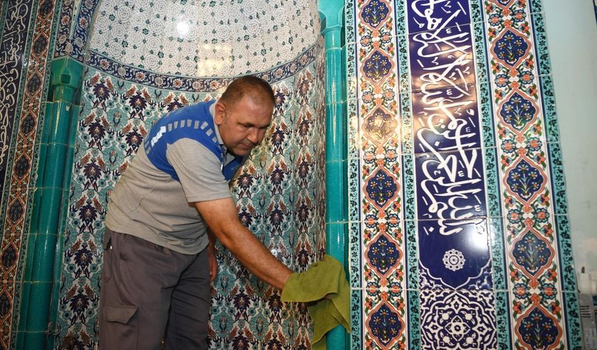 Konyaaltı’nda bayram öncesi ibadethaneler temizlendi