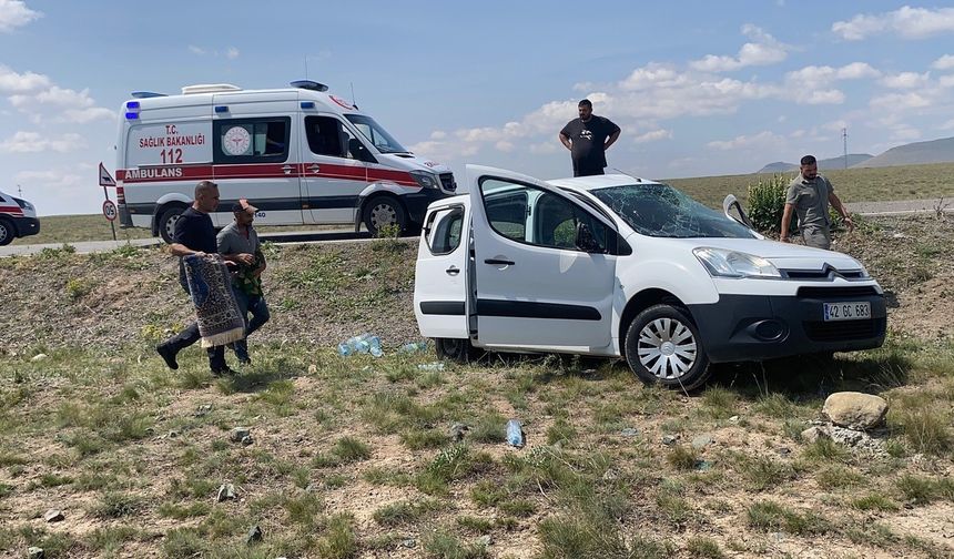 Konya’da lastiği patlayan hafif ticari araç takla attı: 2 yaralı