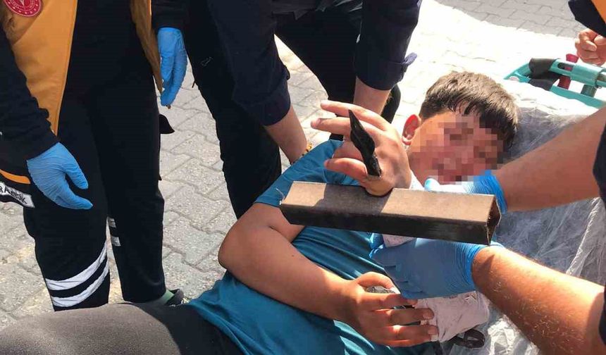 Korku dolu anlar, çocuğun eline demir saplandı