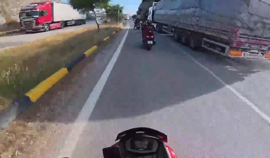 Korna çalınmasına sinirlendi, tırı motosikletlerin üzerine sürdü
