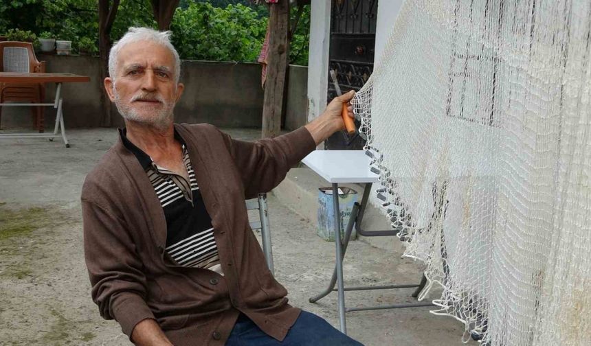 Koyunları otlatırken öğrendi: 61 yıldır balık ağı örüyor