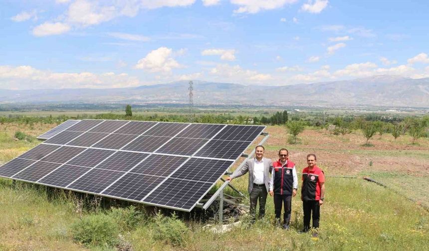 Kurduğu modern meyve bahçesinde teknolojinin imkanlarını kullanıyor