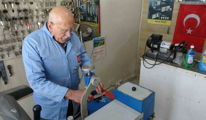 Kütahya’da Kurban Bayramı öncesi ustaların bıçak bileme mesaisi başladı